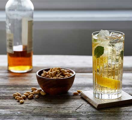 Highball Bourbon whiskey cocktail